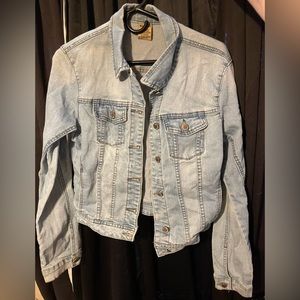 Jean jacket with pockets and buttons